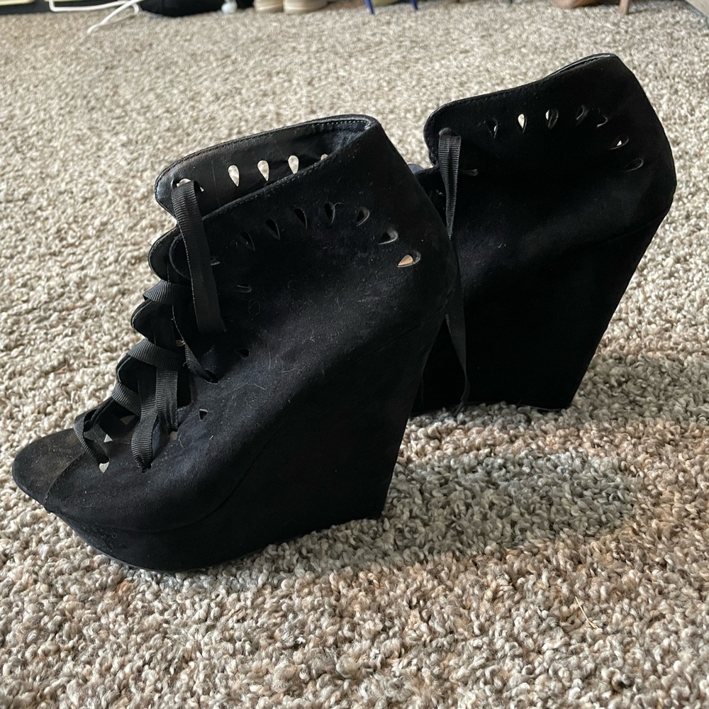 Black wedges